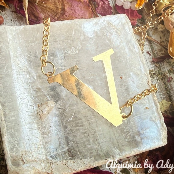 Alquimia Jewelry - Gold Letter V Necklace • Clean Beauty Edit
